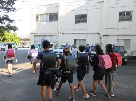 写真：小学校での見守り活動