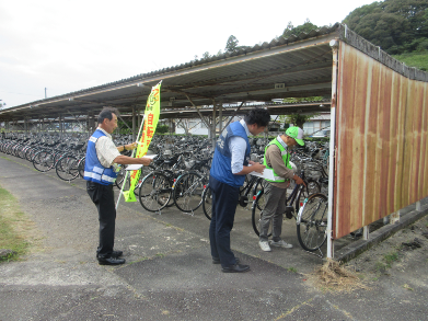 写真：学校駐輪場において自転車を確認