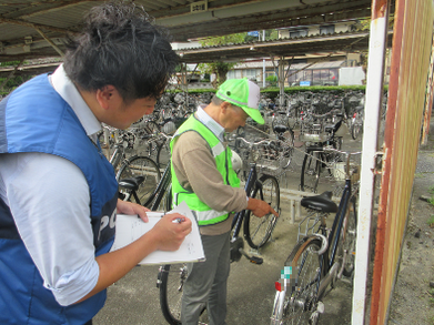 写真：地域安全推進員との自転車の防犯診断の様子