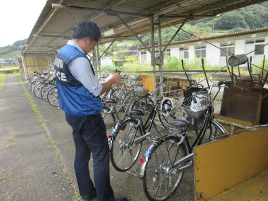 写真：自転車の防犯診断の様子