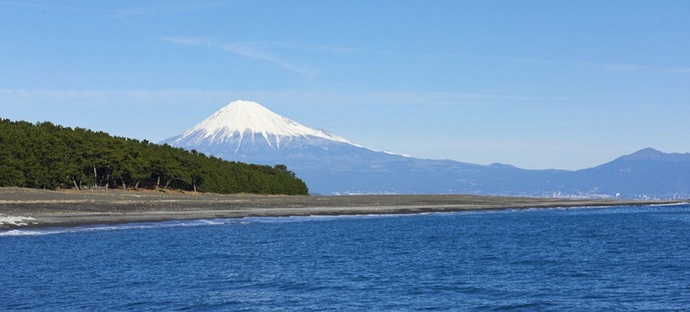 三保松原越しの富士山