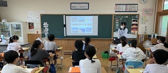 子供たちが建設業の仕事に関する出前講座を受ける様子