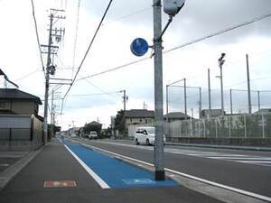 写真:自転車歩行者道内の通行位置の明示