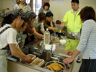 写真:活性化施設「季多楽(きたら)」での手づくり体験(伊豆市)