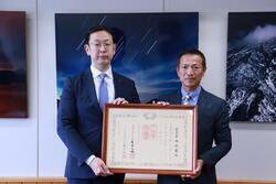 写真:株式会社杏林堂薬局(紺綬褒章伝達式)