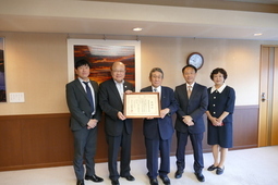 岡本無線電機株式会社に感謝状を贈呈した後に記念撮影した写真
