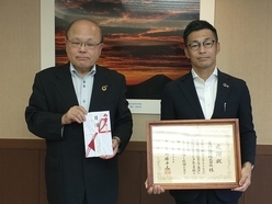 菱和設備株式会社の山名代表取締役社長と副知事が目録と感謝状を持って記念撮影