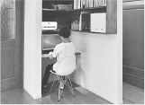 写真:自宅でパソコンに向かう様子