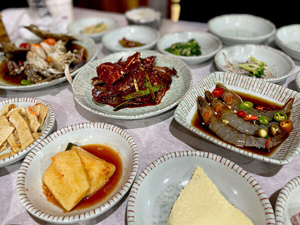 写真:テーブルに並ぶ料理