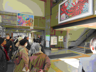 写真：館内めぐりの様子