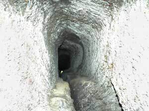 写真：水路トンネル内の状況（下流より上流を望む）