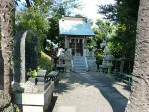 写真：護所神社と人柱供養塔