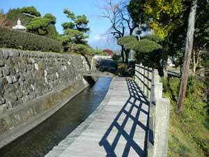 写真:延命寺前用水路と散策道