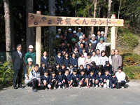 集合写真：菊池建設株式会社と鏡山小学校の生徒