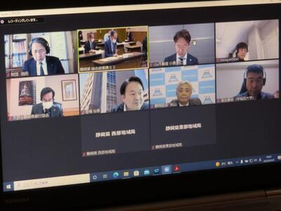 写真:オンラインでの委員会の様子