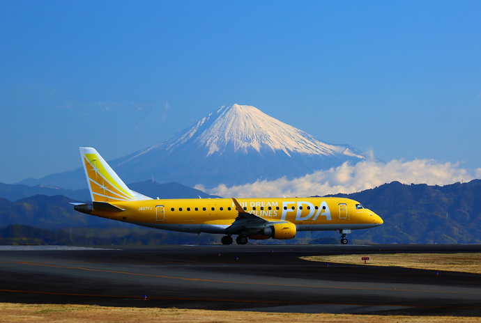写真：富士山と航空機