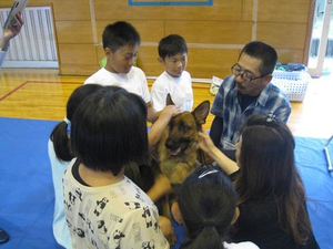 写真：犬と触れ合う子供達