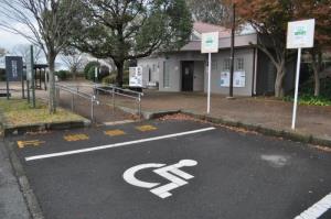 写真:愛鷹広域公園の車いす利用者用駐車場