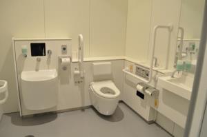 写真：静岡県富士山世界遺産センターの多機能トイレ
