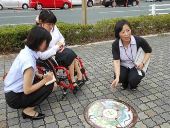 写真：浜松市鈴木課長から説明を受ける様子1