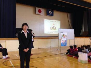 写真：筆者の山梨せいらさん（表彰式会場の小学校の体育館）