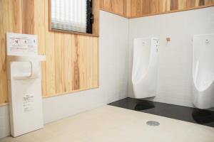 写真：男性用トイレ内のベビーチェア