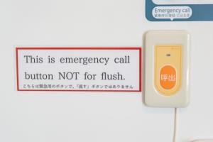 写真：緊急時の呼び出しボタン横の英語表記
