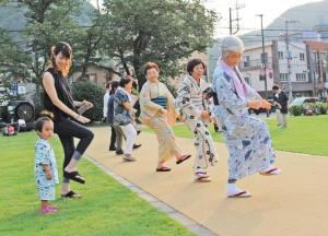 写真：東京五輪音頭を踊る様子