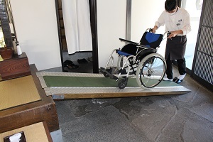 写真：車椅子の移動時のサポート