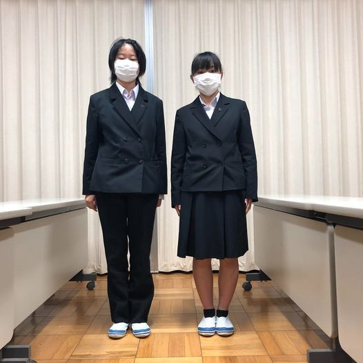 写真：スラックスとスカートの制服