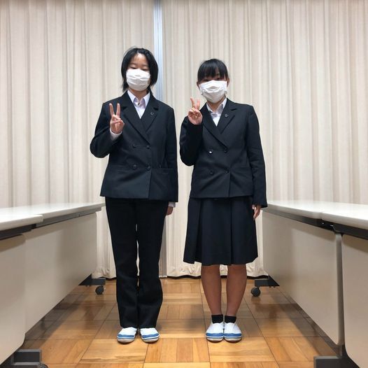 写真：スラックスとスカートの制服