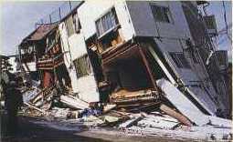 写真：地震に被災した建築物