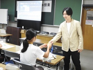 写真:金メダルを手渡す渥美講師