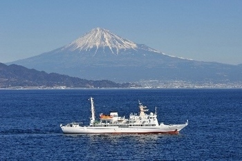 写真：富士山と船