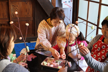 写真:まゆだま作り