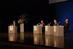 写真:パネルディスカッションの様子(左から、西村幸夫氏、松浦晃一郎氏、五十嵐敬喜氏、岩槻邦男氏)