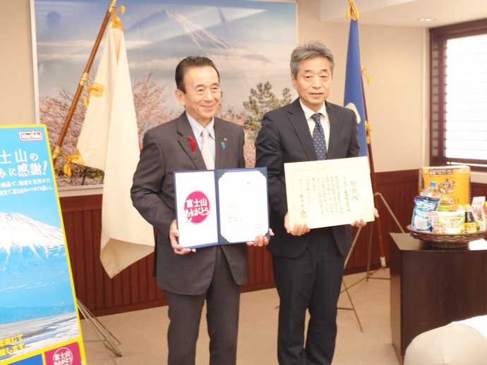 写真：贈呈式の様子