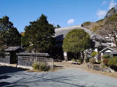 写真：依田家住宅主屋、離れ、道具蔵、米蔵、味噌蔵