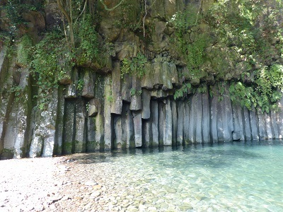 写真：景ケ島渓谷屏風岩の柱状節理