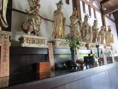 写真：木造釈迦如来坐像及び両脇侍像3軀　ほか26躯