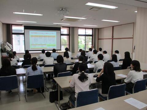 写真：新任研修の様子（静岡ホーム）