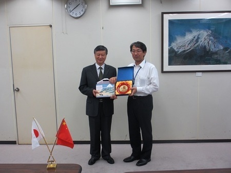 写真：馬在学局長（左）と私（健康福祉部長（右）