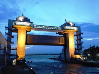ライトアップ写真：沼津港大型展望水門「びゅうお」