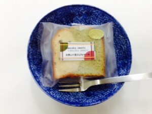 お茶と小豆のぶちケーキの写真