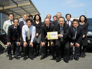 写真：宣言書と事業所の皆さん