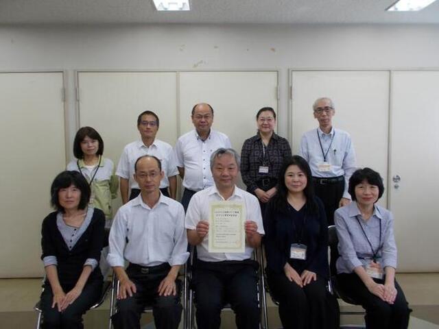 写真：宣言書と事業所の皆さん