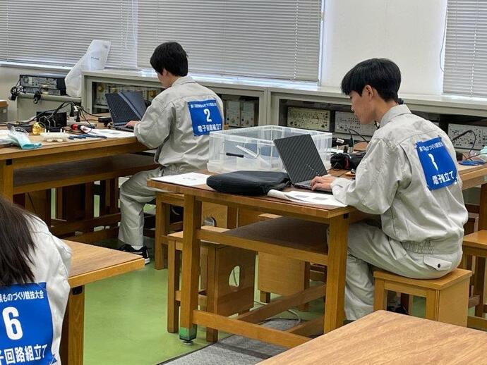 写真：電子回路組立て　高校生1