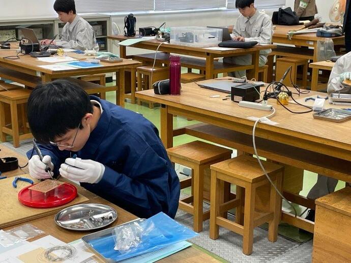 写真：電子回路組立て　高校生2