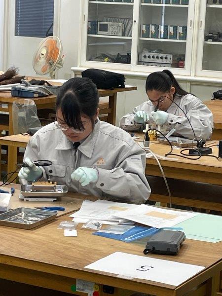 写真：電子回路組立て　高校生3
