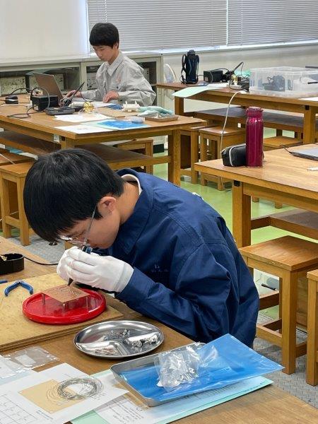 写真：電子回路組立て　高校生4
